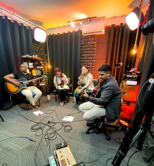 Sessão musical ao vivo no Estúdio Visionário