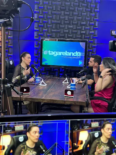 Gravação de talk show com múltiplas câmeras no Estúdio Visionário
